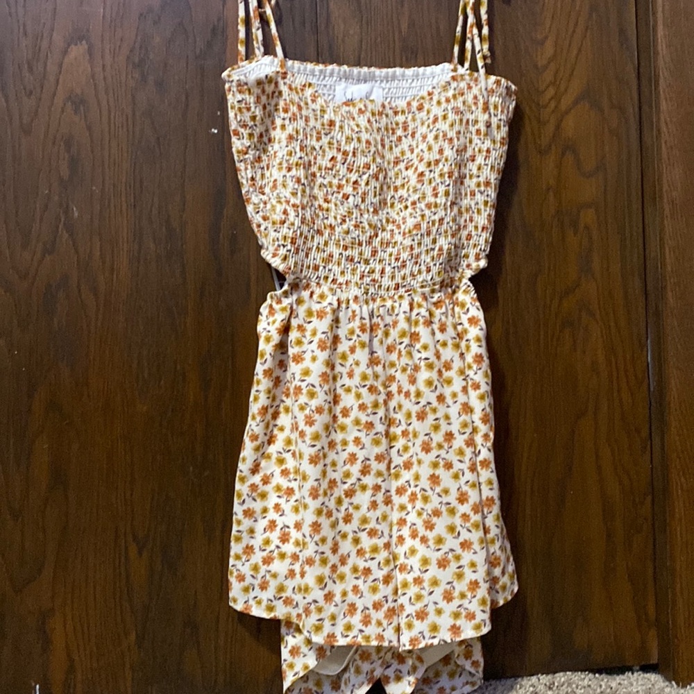 Dry Goods, summer flowery romper, tags still on, never been worn! size medium